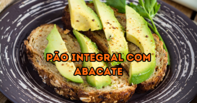 opções fit de café da manhã: Pão-integral com abacate