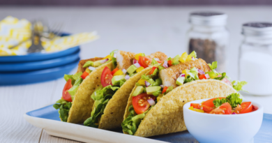 Tacos de carne magra com abacate, salsa e repolho roxo