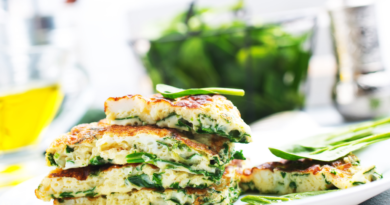 Omelete de claras com espinafre, tomate e cogumelos