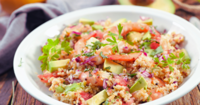 Salada de camarão com abacate, manga e rúcula