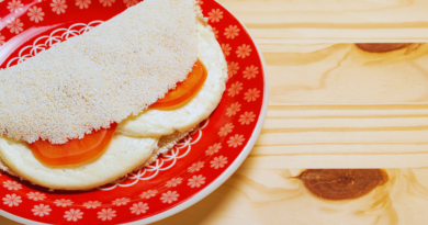 Tapioca de ricota com tomate e manjericão