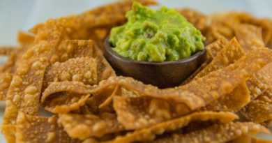 Guacamole com chips de cenoura