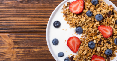 Iogurte grego com frutas vermelhas e granola