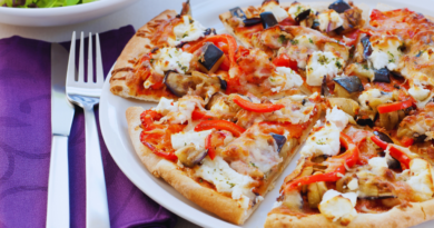 Pizza de berinjela com tomate e queijo de cabra