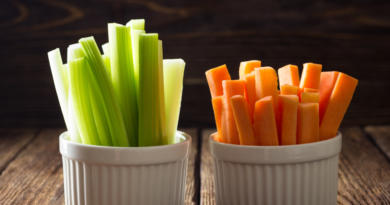 Palitos de cenoura e pepino com molho de abacate