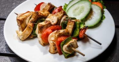 Espetinhos de tofu e vegetais com molho de amendoim