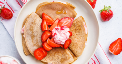 Panqueca de coco com calda de frutas vermelhas