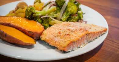 Salmão assado com crosta de ervas e purê de batata-doce