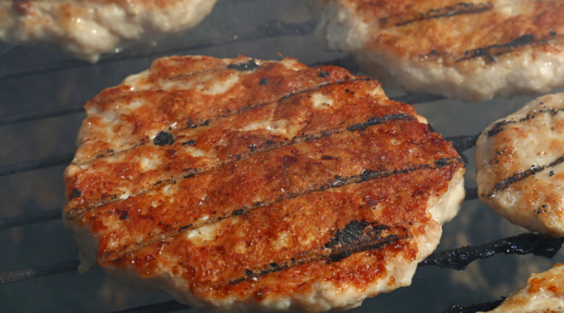 Hambúrguer de frango com salada de couve