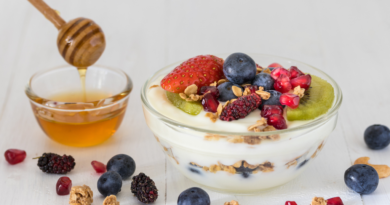 Salada de frutas com iogurte natural e granola