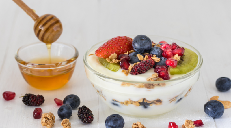 Salada de frutas com iogurte natural e granola