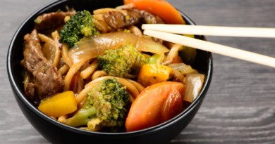 Yakissoba de legumes com tofu, brócolis, cenoura e molho de soja light