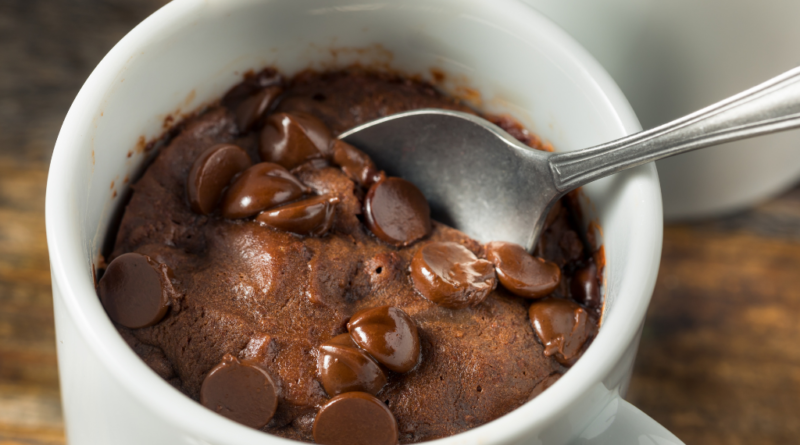 Bolinho de caneca proteico de chocolate