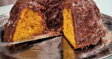 Bolo de cenoura fit com cobertura de chocolate amargo